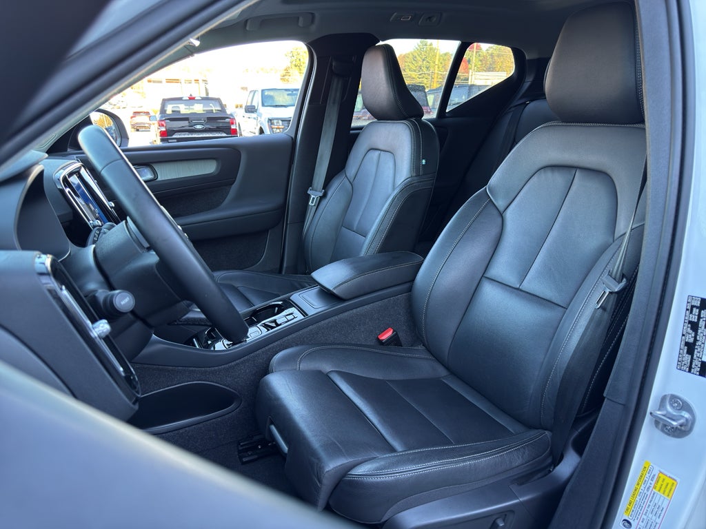 2024 Volvo XC40 Plus Dark Theme