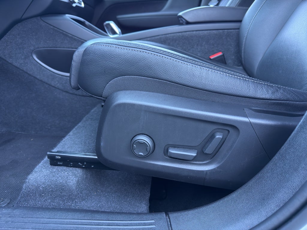 2024 Volvo XC40 Plus Dark Theme