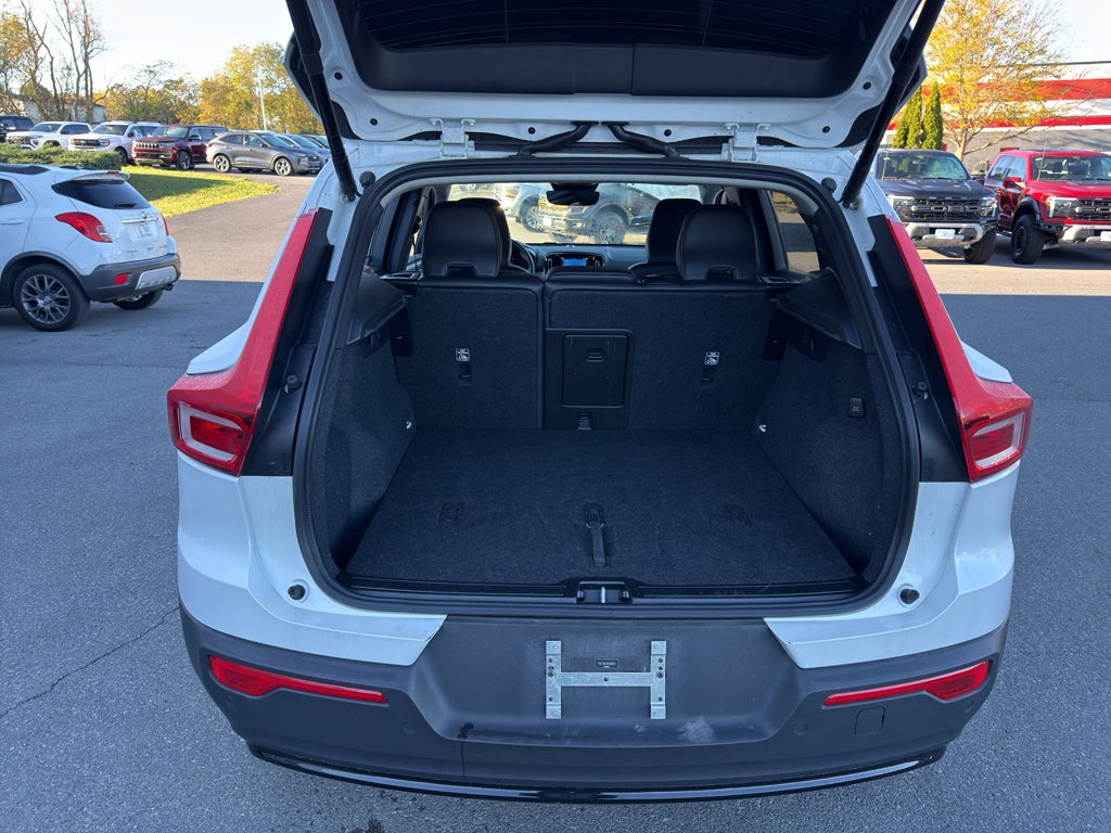 2024 Volvo XC40 Plus Dark Theme