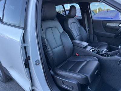 2024 Volvo XC40 Plus Dark Theme