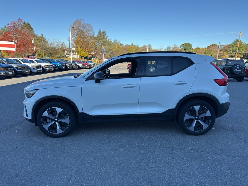 2024 Volvo XC40 Plus Dark Theme