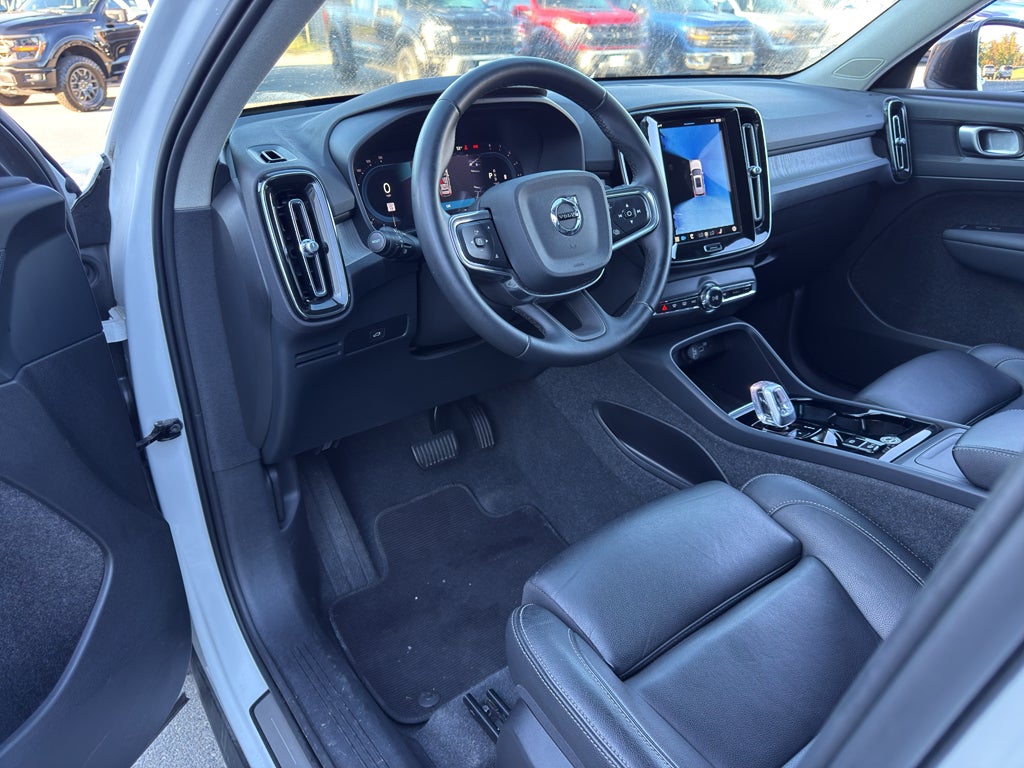 2024 Volvo XC40 Plus Dark Theme